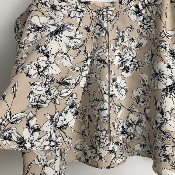 ✨2/$40✨ GUESS NUDE FLORAL TANK - Picture 4 of 4